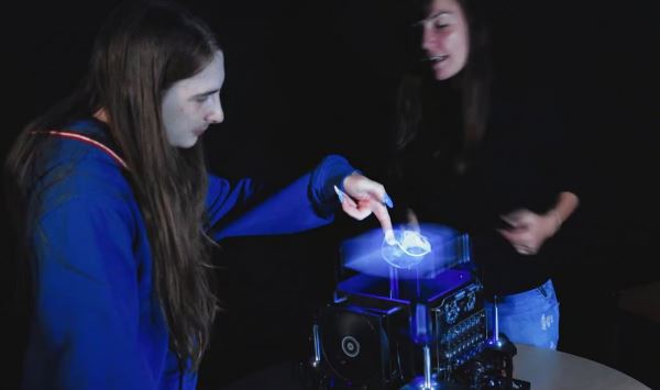 Первый в мире 3D дисплей позволит трогать и перемещать голограммы руками
