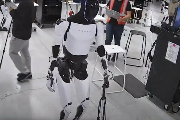 Домохозяйки больше не нужны: Tesla Optimus занимается уборкой, глажкой, приготовлением еды, мытьём посуду и прочими вещами в новом видео